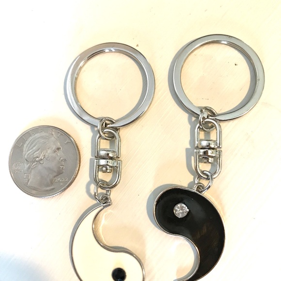 🌻3/$15🌻Yin Yang Keychain Set Couples Besties NEW🌻3/$15 - Picture 3 of 4